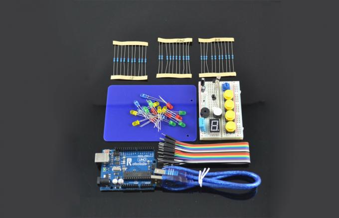UNO R3는 Arduino의 장비를 배우는 가동 가능한 전자공학을 위한 시동기 장비의 기초를 두었습니다